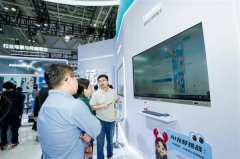 有人现场发出口头指令：“请利用超拟人合成s